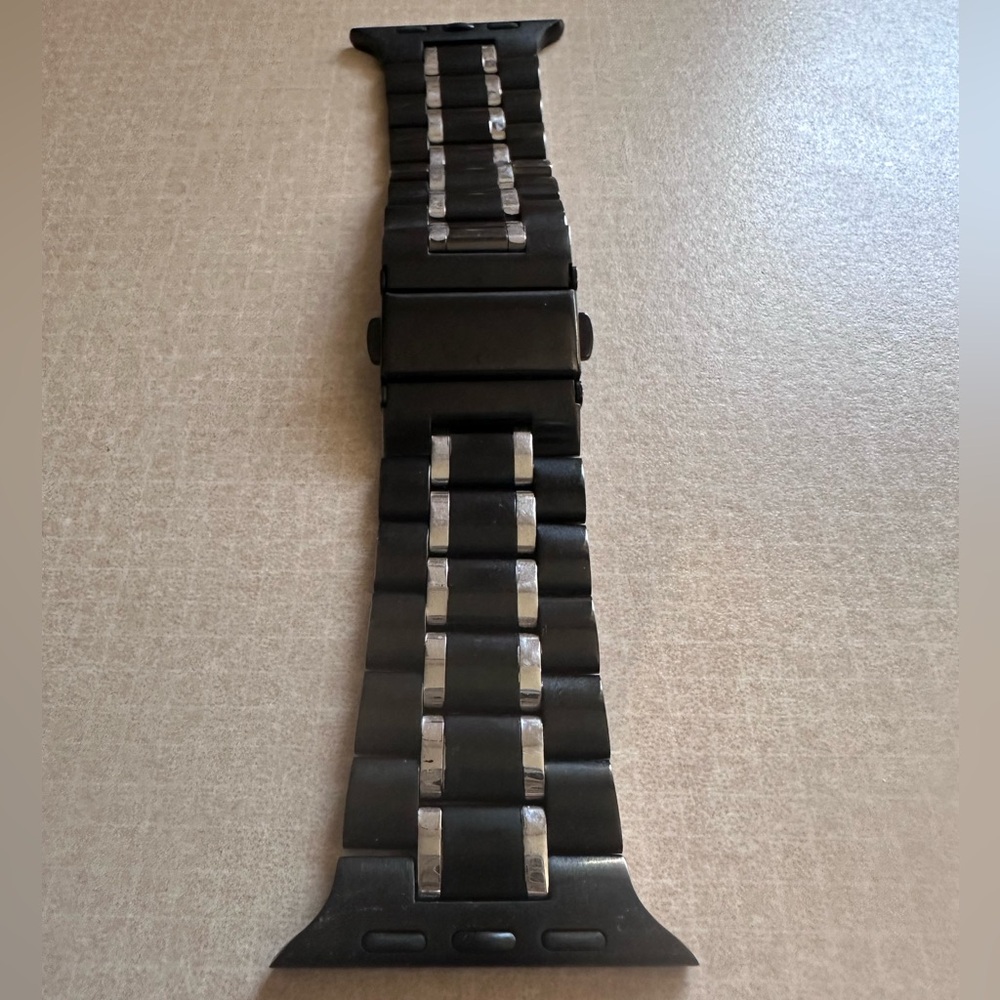 Stainless Steel Black and Silver Apple Smartwatch Band - Adjustable 42/44/45MM